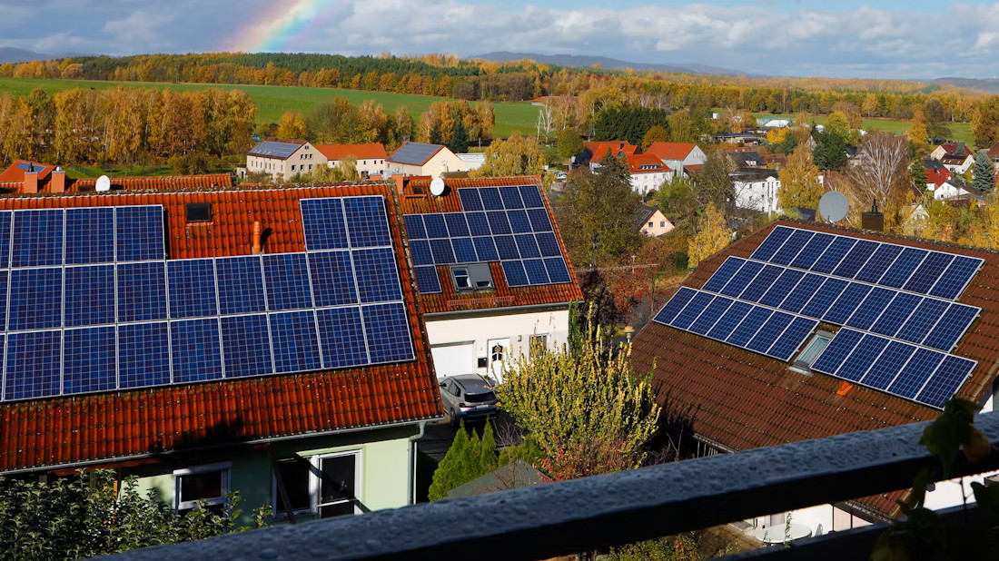 panneaux en toiture Panneaux solaires installés sur les toitures de plusieurs maisons