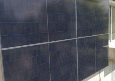 Installation en façade – Kit solaire avec 4 panneaux AIKO 440W + HMS2000