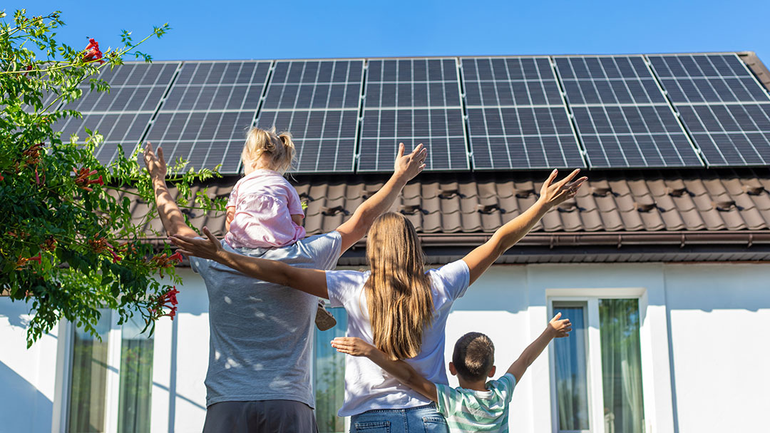 Combien de panneaux solaires pour alimenter une maison ? Guide complet 2026